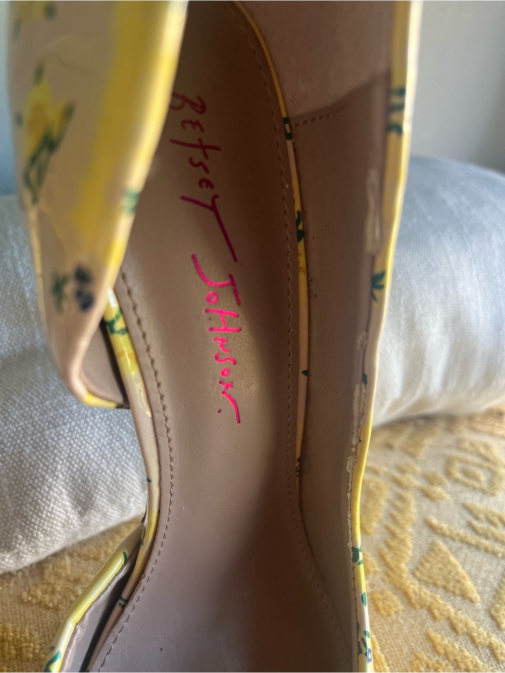 Betsey Johnson Layered Bow Vinyl Yellow Floral Stiletto 8.5M - Picture 8 of 10
